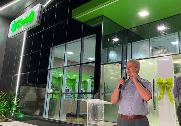 Sicredi reinaugura agĂȘncia em Salto do CĂ©u