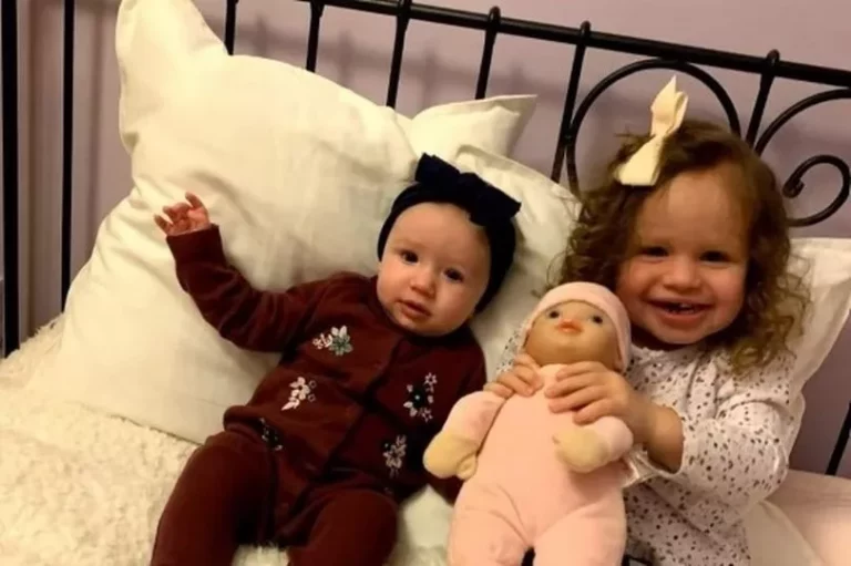 Casal descobre que ambas as filhas têm uma doença grave, mas apenas uma pode fazer tratamento