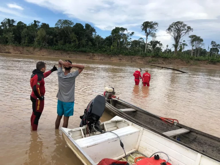 Jovem segue desaparecida após embarcação afundar com família no Rio Juruá