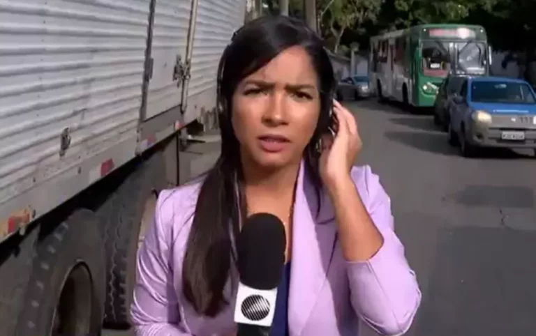 Repórter se assusta ao ser atingida por faíscas de poste; veja vídeo