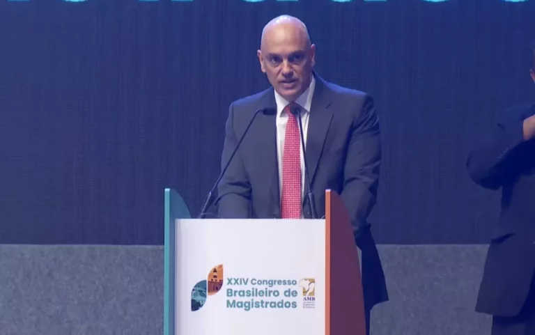 Democracia no Brasil será garantida com eleições limpas e transparentes, diz Alexandre de Moraes