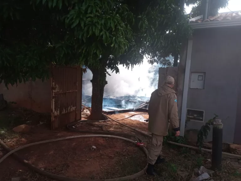 Casa é destruída por incêndio em poucos minutos na capital