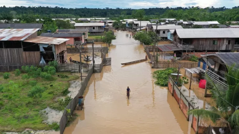 Cheia dos rios no AM muda cenário e afeta vida de moradores; veja fotos