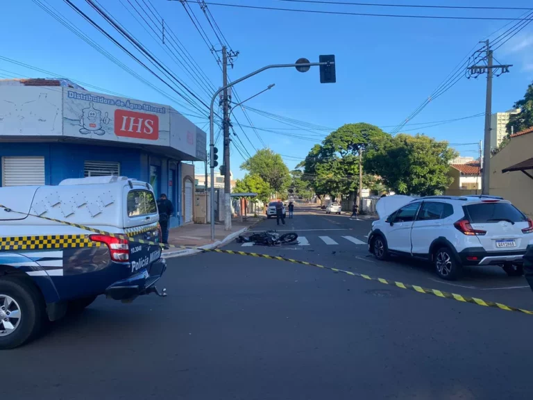 Motociclista é atingido por carro, bate a cabeça e morre