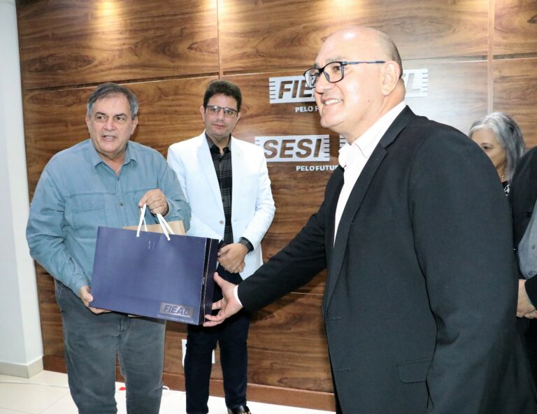 FIEAC recebe ministro da Ciência, Tecnologia e Inovações