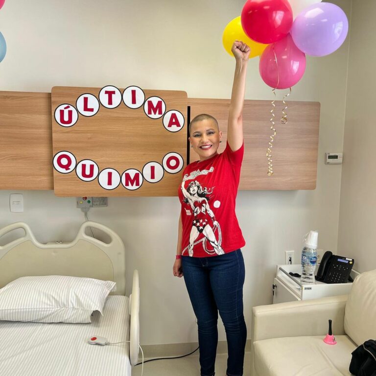 Jéssica Sales chora e comemora última sessão de quimioterapia: “Glória a Deus”