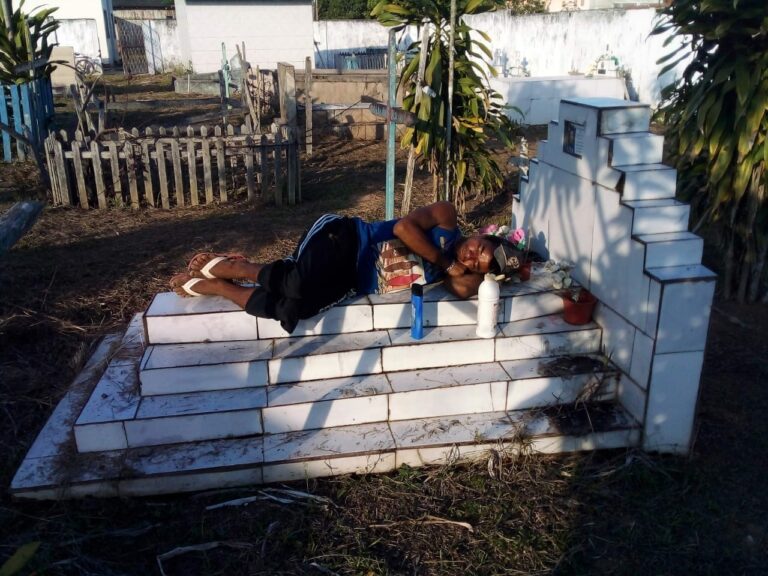 Saudade que dói: homem dorme em cima de túmulo para homenagear familiar no interior do Acre