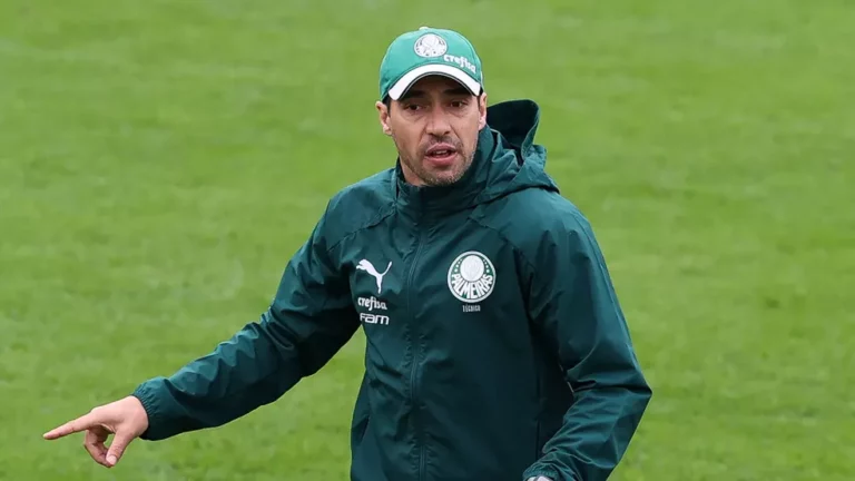 Abel testa positivo para Covid-19 e desfalca Palmeiras em clássico