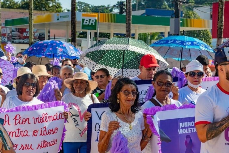 Caminhada reúne dezenas de idosos no encerramento da campanha Junho Violeta