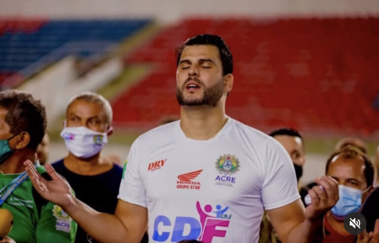 Após criticar palanque político em marcha, Marcelo Bimbi chega ao AC para evento evangélico