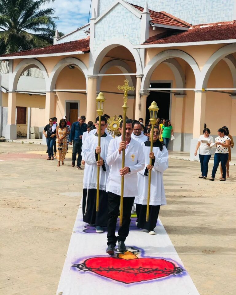 Católicos celebram Corpus Christi em Sena Madureira com confecção de tapetes e procissão; FOTOS