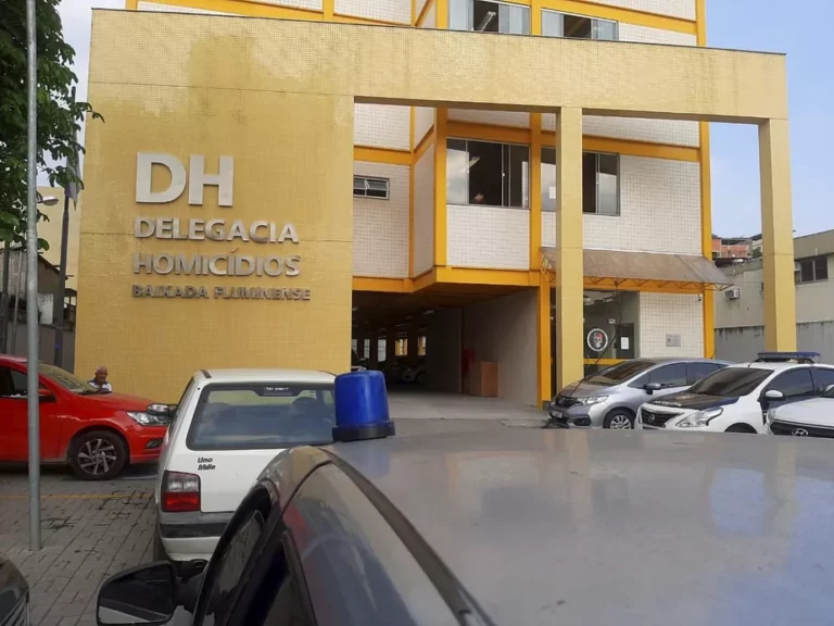 Homem mata esposa, atira na filha e depois tira a própria vida