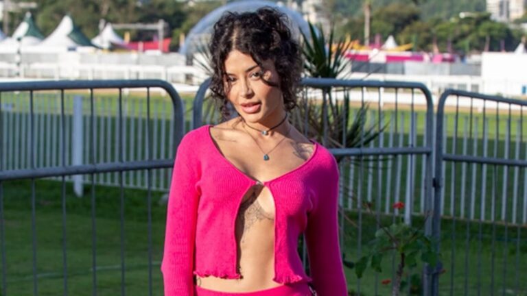 Aline Campos ostenta flexibilidade chocante em cliques após trilha no Rio