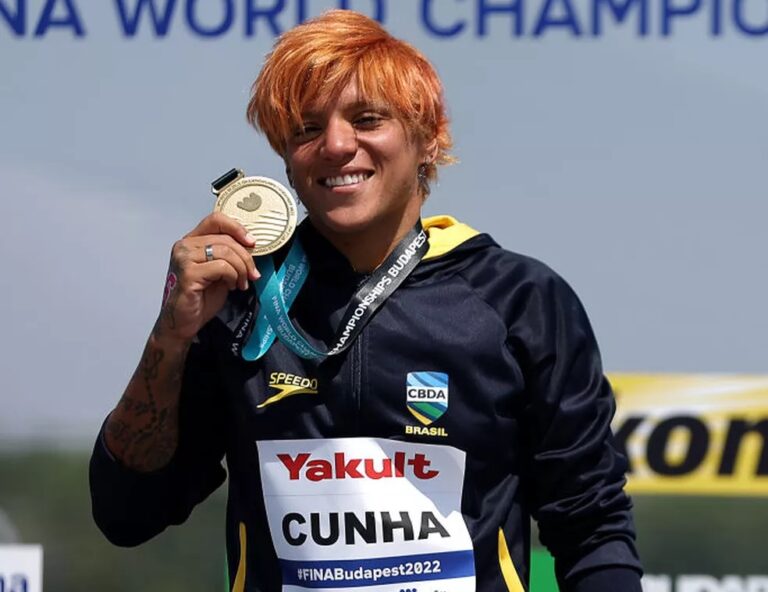 Ana Marcela é pentacampeã mundial dos 25km de águas abertas