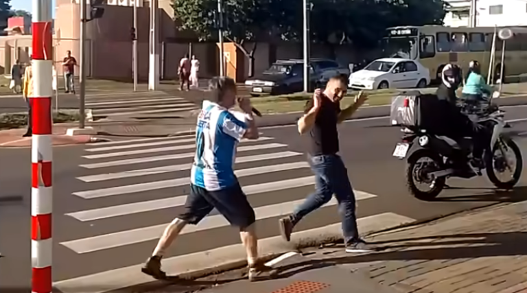 Ex-deputado do Paraná dá tapas em Arthur do Val durante manifestação do MBL; VÍDEO