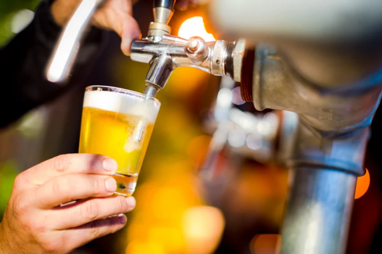 Jovem leva choque ao usar máquina de chope e fica em estado vegetativo