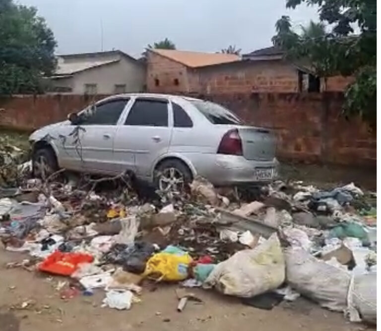VÍDEO: Carro estacionado em cima de lixo chama a atenção em Sena Madureira