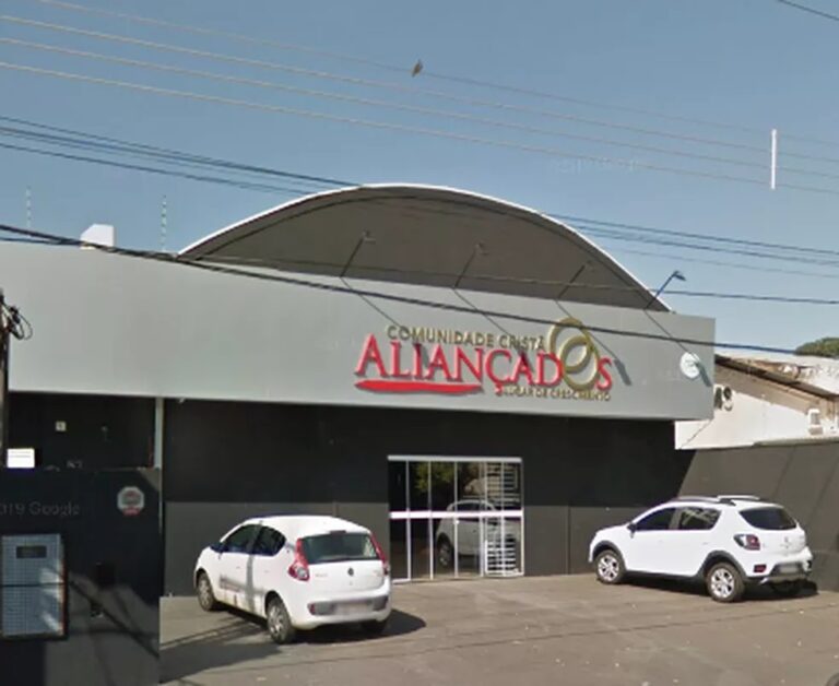 Vigilantes contratados por pastor de igreja capturam e amarram ladrão