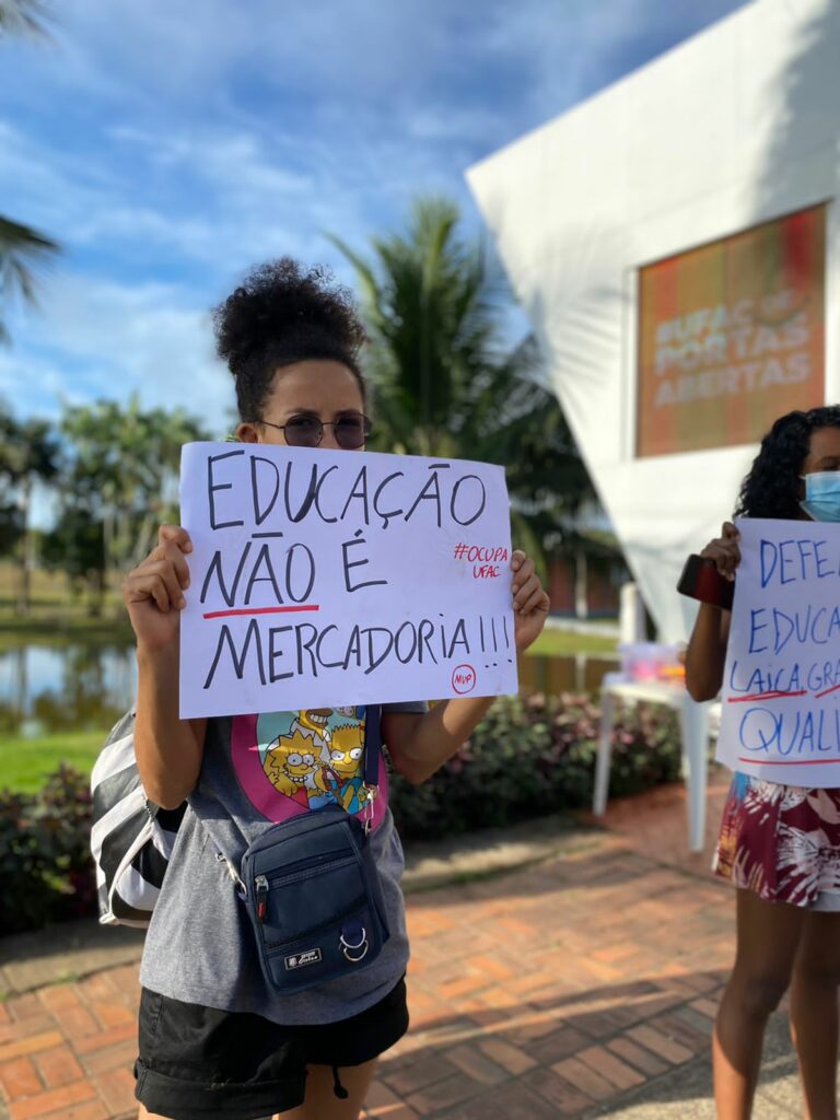 Estudantes da Ufac realizam atos de protesto contra cortes na instituição