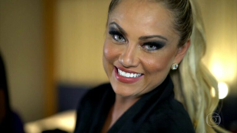 Ellen Rocche mostra seios grandes e explode o clima