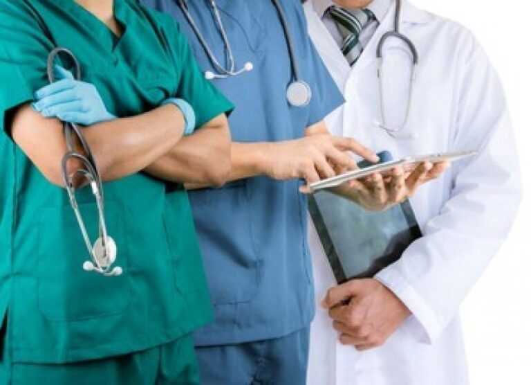 Vagas de emprego na área de enfermagem; salário chega a R$ 3 mil