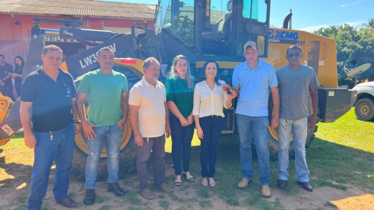 Bujari: senadora Mailza entrega pá carregadeira adquirida com emenda do seu mandato