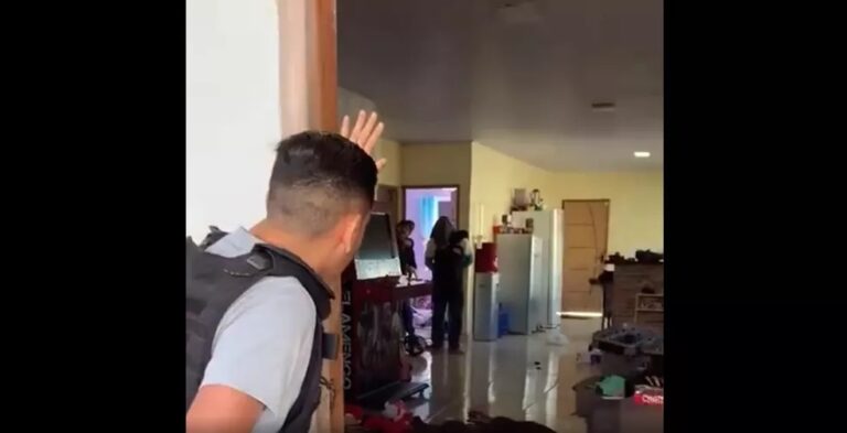 Criminosos armados fazem reféns; vídeo mostra negociação