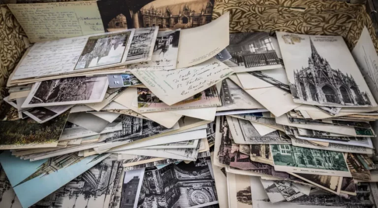 Pedreiros encontram mais de 20 mil cartas em casa de antigo carteiro