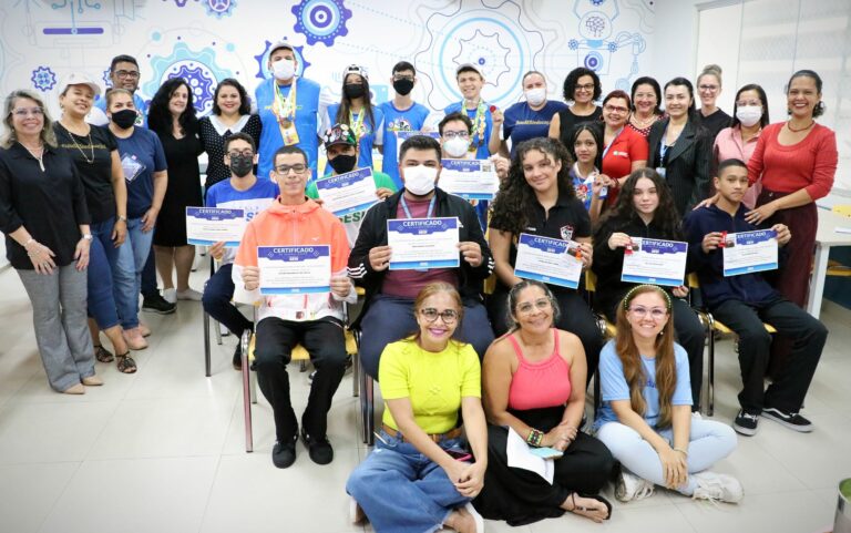 Escola Sesi homenageia equipes Acrebóticos e Jungle Stars