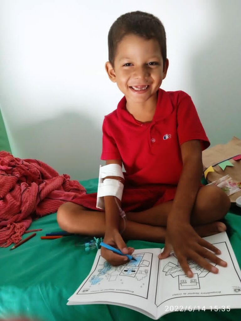 Criança de 5 anos vence pneumonia grave no AC e mãe agradece médicos:  “Salvaram a vida do meu filho”