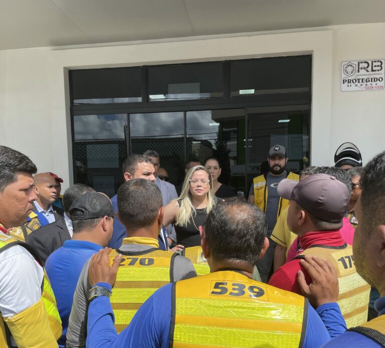 Michelle Melo, presidente em exercício da Câmara Municipal, recebe mototaxistas