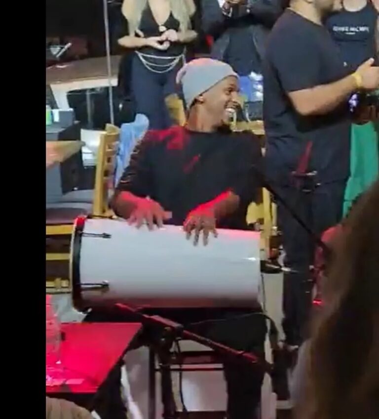 Jô é flagrado tocando pagode durante derrota do Corinthians; vídeo