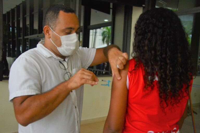 Acre aplica 4ª dose da vacina contra covid-19 em pessoas acima de 40 anos