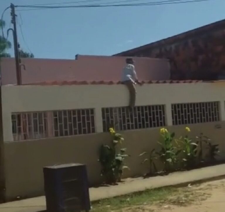 Idoso de 90 anos pula muro em município do Acre e ainda debocha: “Pessoal besta, um murinho desses!”