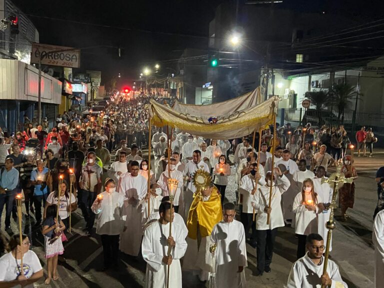 Após dois anos de pandemia, procissão de Corpus Christi leva milhares de católicos às ruas do centro de Rio Branco
