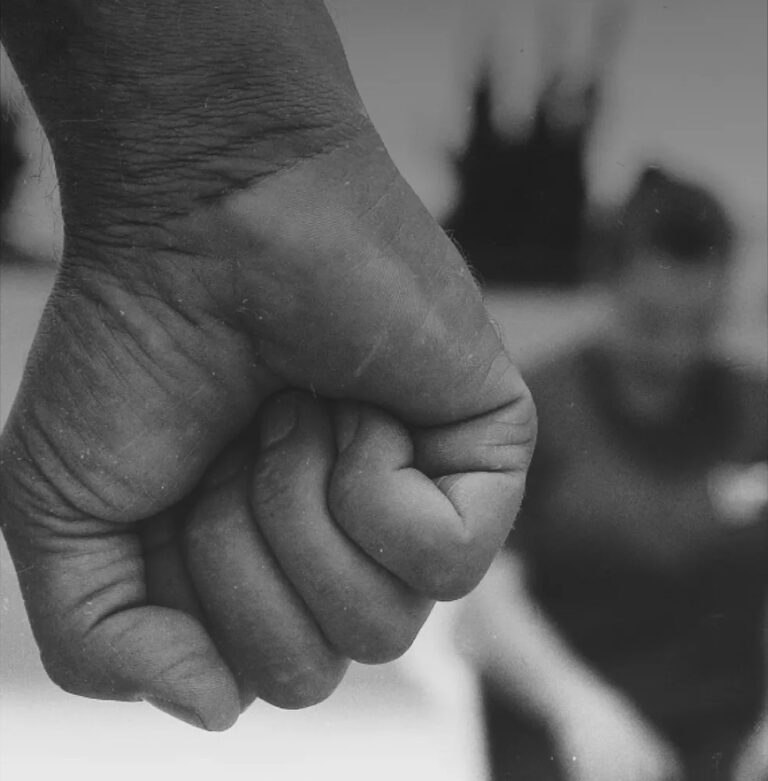 Mulher é espancada por 4 homens na esquina de casa em Porto Velho