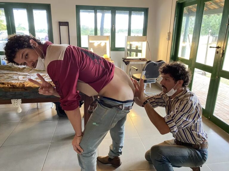 ‘Tibério’ coloca sensor de glicose no bumbum de José Loreto