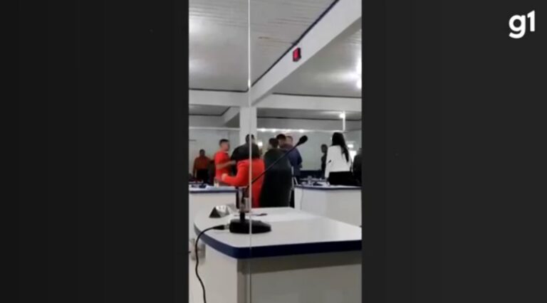 Vereadores trocam socos durante sessão em câmara no interior; VÍDEO