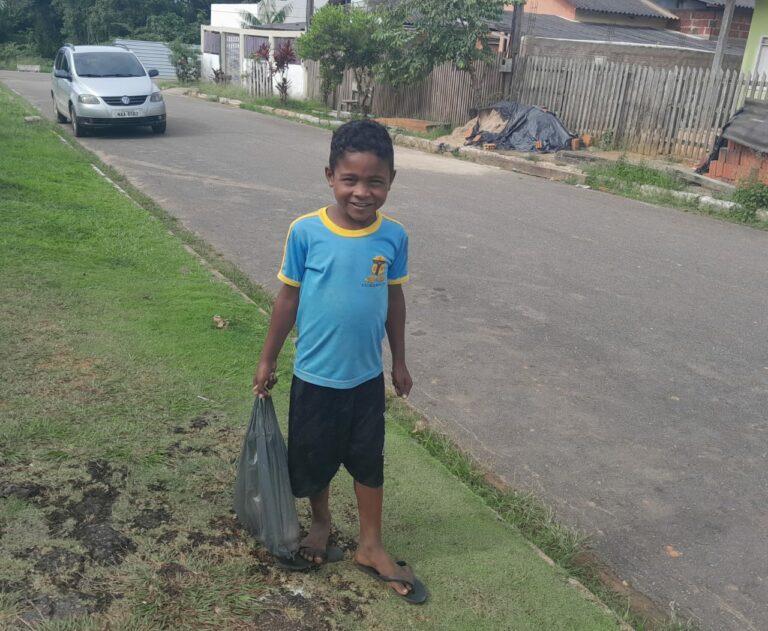 Em Sena, criança de 9 anos e sua mãe vendem bolo nas ruas para sustentar a família: “Ainda nos julgam”