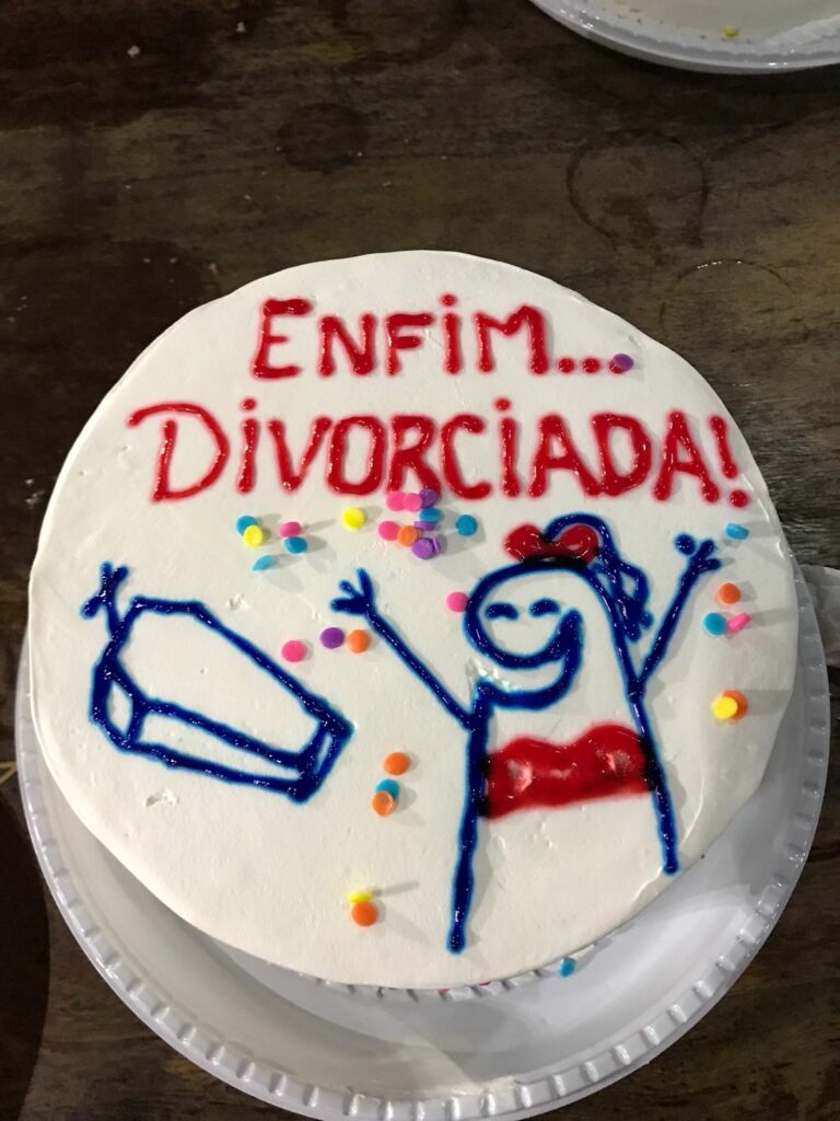 Jornalista acreana comemora divórcio nas redes sociais com direito a bolo com caixão do ex