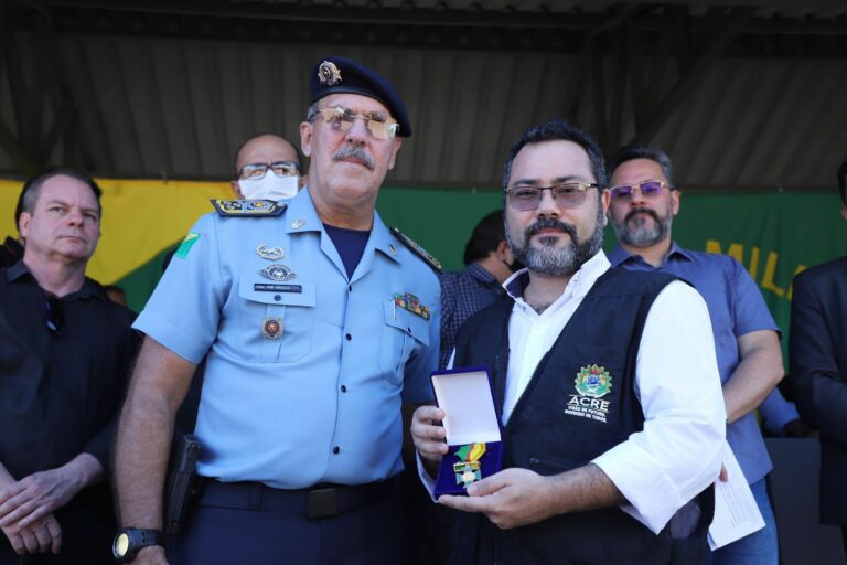 Engenheiro Petronio Antunes recebe medalha Plácido de Castro