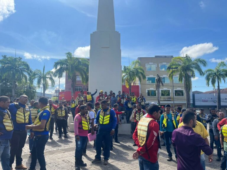Mototaxistas e motoristas de aplicativos travam briga na Aleac: “Concorrência desleal”