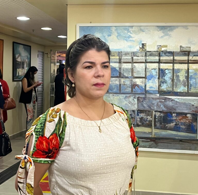 Irmã de jovem morta por ex-companheiro discursa na Aleac: “Traiu ela com sua melhor amiga e depois a matou”