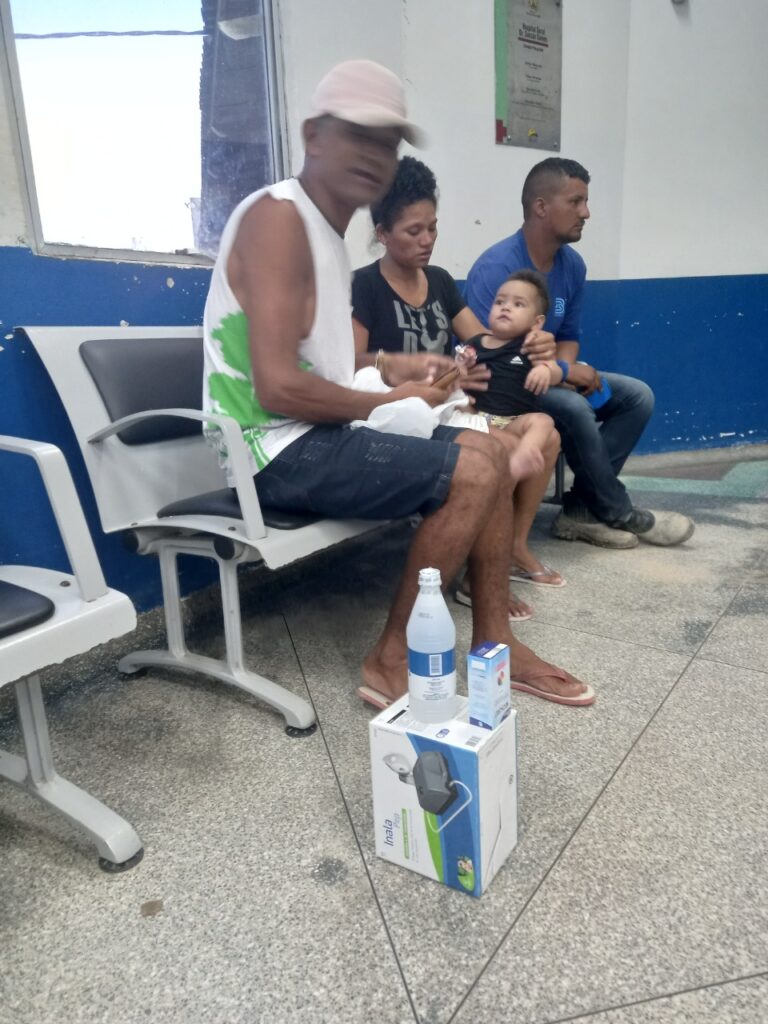 Pais precisam comprar nebulizador e soro para criança com pneumonia em hospital do interior, diz denúncia