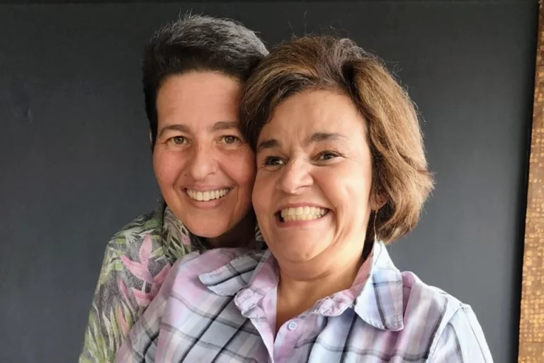 Vídeo: Claudia Rodrigues mostra primeiro beijo com ex-empresária