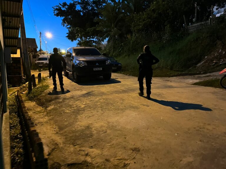 Policia cumpre 8 mandados e apreende material para investigação em Cruzeiro do Sul