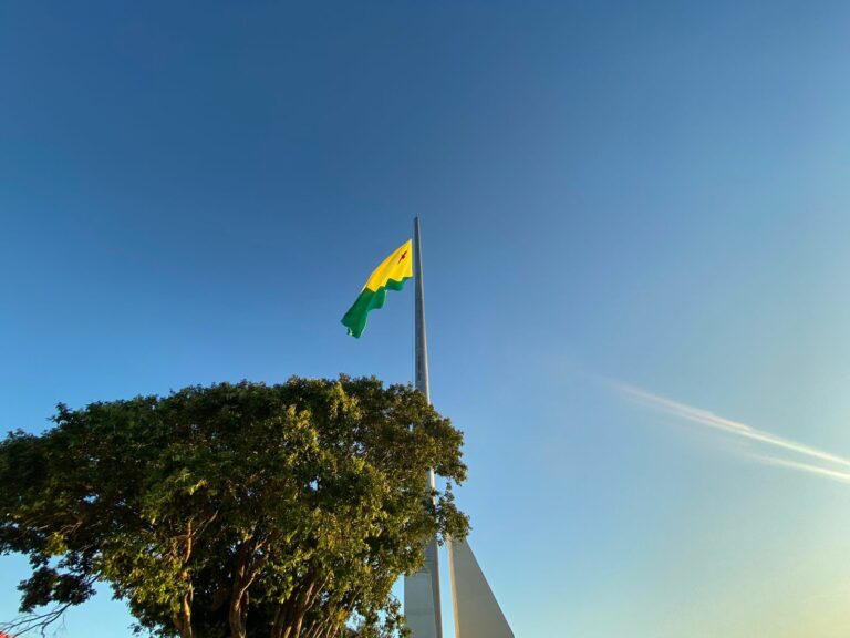 Aniversário do Acre: Governo realiza substituição da bandeira acreana; VÍDEO E FOTOS