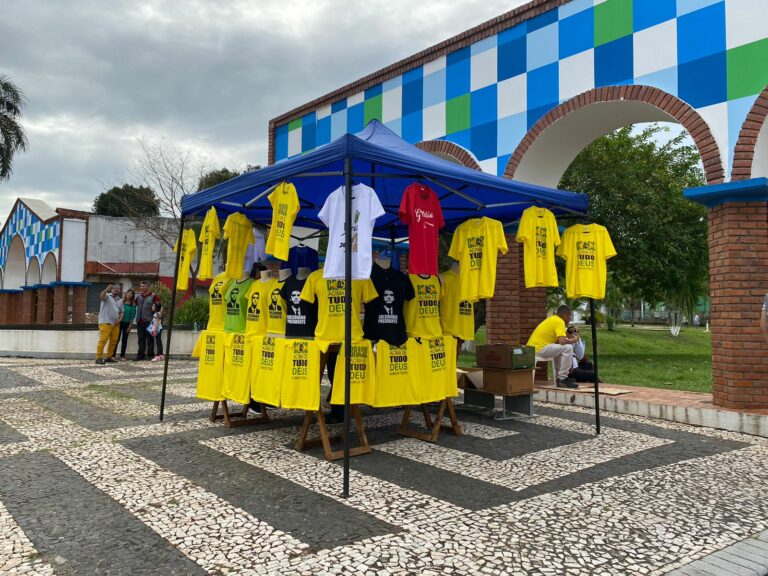 Marcha para Jesus em Rio Branco conta com venda de blusas e toalhas com imagens de Bolsonaro