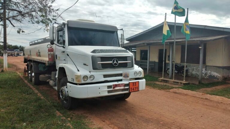 Caminhão com combustível é roubado no AC; motorista desacelerou para passar em buraco e foi rendido