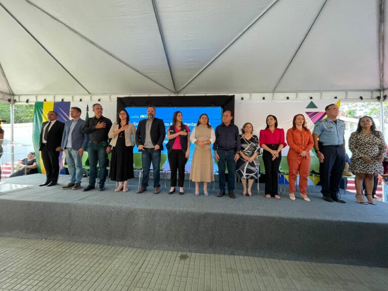 Ministra da Família chega ao Acre; evento é marcado por protestos no Palácio Rio Branco